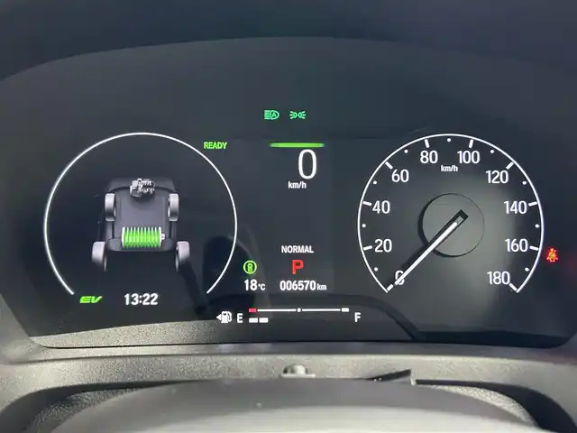 ホンダ ヴェゼル ハイブリッド e:HEV Z 道央・札幌 2024(令6)年 0.7万km プラチナホワイトパール ・４ＷＤ/・衝突軽減/・寒冷地仕様/・社外ディスプレイオーディオ/・BT/CD/USB/・バックカメラ/・ステアリングヒーター/・パワーバックドア/・ブレーキホールド/・ブラインドスポットモニター/・ハンドル支援/・パドルシフト/・ワイパーレベライザー/・アダプティブクルーズコントロール/・レーンキープアシスト/・ダウンヒルアシスト/・シートヒーター/・アイドリングストップ/・ダウンヒルアシスト/・LEDヘッドライト/・オートライト/・社外フロアマット/・革巻きステアリング/・パワーウィンドウ/・パワーステアリング/・ハーフレザーシート