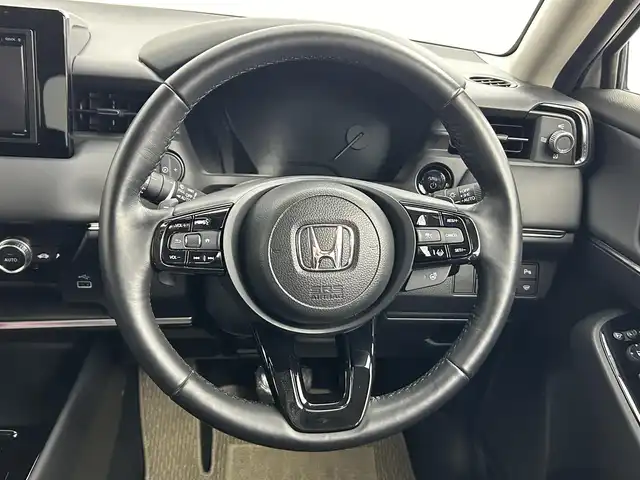 ホンダ ヴェゼル ハイブリッド e:HEV Z 道央・札幌 2024(令6)年 0.7万km プラチナホワイトパール ・４ＷＤ/・衝突軽減/・寒冷地仕様/・社外ディスプレイオーディオ/・BT/CD/USB/・バックカメラ/・ステアリングヒーター/・パワーバックドア/・ブレーキホールド/・ブラインドスポットモニター/・ハンドル支援/・パドルシフト/・ワイパーレベライザー/・アダプティブクルーズコントロール/・レーンキープアシスト/・ダウンヒルアシスト/・シートヒーター/・アイドリングストップ/・ダウンヒルアシスト/・LEDヘッドライト/・オートライト/・社外フロアマット/・革巻きステアリング/・パワーウィンドウ/・パワーステアリング/・ハーフレザーシート