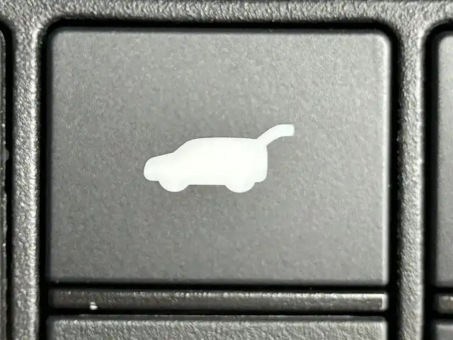 ホンダ ヴェゼル ハイブリッド e:HEV Z 道央・札幌 2024(令6)年 0.7万km プラチナホワイトパール ・４ＷＤ/・衝突軽減/・寒冷地仕様/・社外ディスプレイオーディオ/・BT/CD/USB/・バックカメラ/・ステアリングヒーター/・パワーバックドア/・ブレーキホールド/・ブラインドスポットモニター/・ハンドル支援/・パドルシフト/・ワイパーレベライザー/・アダプティブクルーズコントロール/・レーンキープアシスト/・ダウンヒルアシスト/・シートヒーター/・アイドリングストップ/・ダウンヒルアシスト/・LEDヘッドライト/・オートライト/・社外フロアマット/・革巻きステアリング/・パワーウィンドウ/・パワーステアリング/・ハーフレザーシート