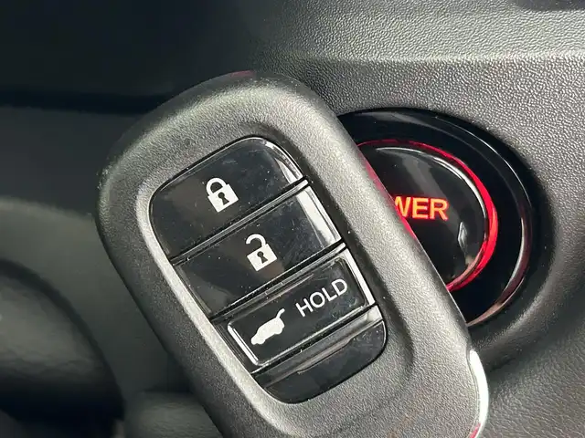 ホンダ ヴェゼル ハイブリッド e:HEV Z 道央・札幌 2024(令6)年 0.7万km プラチナホワイトパール ・４ＷＤ/・衝突軽減/・寒冷地仕様/・社外ディスプレイオーディオ/・BT/CD/USB/・バックカメラ/・ステアリングヒーター/・パワーバックドア/・ブレーキホールド/・ブラインドスポットモニター/・ハンドル支援/・パドルシフト/・ワイパーレベライザー/・アダプティブクルーズコントロール/・レーンキープアシスト/・ダウンヒルアシスト/・シートヒーター/・アイドリングストップ/・ダウンヒルアシスト/・LEDヘッドライト/・オートライト/・社外フロアマット/・革巻きステアリング/・パワーウィンドウ/・パワーステアリング/・ハーフレザーシート