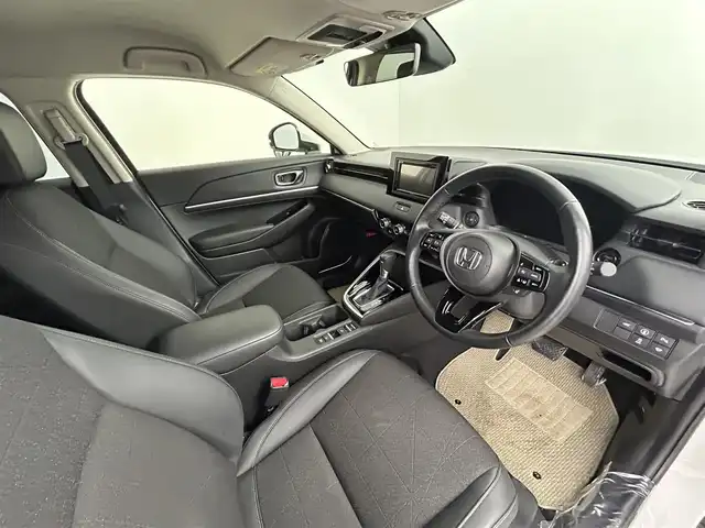 ホンダ ヴェゼル ハイブリッド e:HEV Z 道央・札幌 2024(令6)年 0.7万km プラチナホワイトパール ・４ＷＤ/・衝突軽減/・寒冷地仕様/・社外ディスプレイオーディオ/・BT/CD/USB/・バックカメラ/・ステアリングヒーター/・パワーバックドア/・ブレーキホールド/・ブラインドスポットモニター/・ハンドル支援/・パドルシフト/・ワイパーレベライザー/・アダプティブクルーズコントロール/・レーンキープアシスト/・ダウンヒルアシスト/・シートヒーター/・アイドリングストップ/・ダウンヒルアシスト/・LEDヘッドライト/・オートライト/・社外フロアマット/・革巻きステアリング/・パワーウィンドウ/・パワーステアリング/・ハーフレザーシート