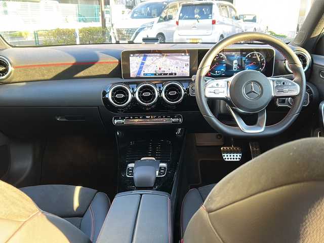 メルセデス・ベンツ Ａ２５０ 4MATIC AMGライン 東京都 2020(令2)年 1.5万km 白 ワンオーナー/メモリナビ/フルセグテレビ/バックカメラ（全方位）/クルーズコントロール/プッシュスタート/フロアマット純正/ETC2/0/パワーシート/LEDヘッドライト（純正）/アルミホイール純正/USB/ターボ/４WD/ドラレコ純正/シートヒーター/Bluetooth