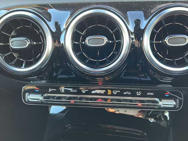 メルセデス・ベンツ Ａ２５０ 4MATIC AMGライン 東京都 2020(令2)年 1.5万km 白 ワンオーナー/メモリナビ/フルセグテレビ/バックカメラ（全方位）/クルーズコントロール/プッシュスタート/フロアマット純正/ETC2/0/パワーシート/LEDヘッドライト（純正）/アルミホイール純正/USB/ターボ/４WD/ドラレコ純正/シートヒーター/Bluetooth