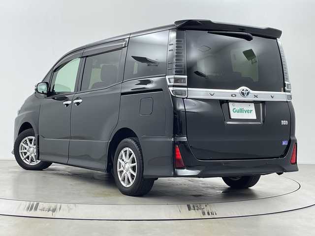 トヨタ ヴォクシー ハイブリッド ZS 煌Ⅲ 埼玉県 2021(令3)年 5.5万km ブラック 純正フリップダウンモニター/純正９インチメモリナビ(型式：NSZT-Y68T)/CD/DVD/Bluetooth/フルセグ/バックカメラ/トヨタセーフティセンス/両側電動スライドドア/ビルトインETC2.0/前後ドライブレコーダー/ハーフレザーシート/前席シートヒーター/プッシュスタート/スマートキー