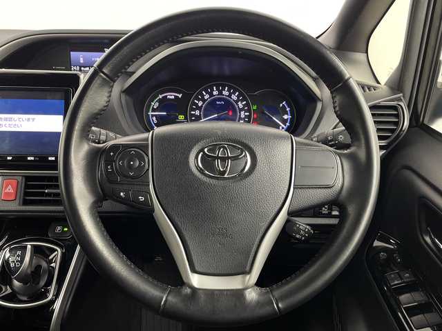 トヨタ ヴォクシー ハイブリッド ZS 煌Ⅲ 埼玉県 2021(令3)年 5.5万km ブラック 純正フリップダウンモニター/純正９インチメモリナビ(型式：NSZT-Y68T)/CD/DVD/Bluetooth/フルセグ/バックカメラ/トヨタセーフティセンス/両側電動スライドドア/ビルトインETC2.0/前後ドライブレコーダー/ハーフレザーシート/前席シートヒーター/プッシュスタート/スマートキー