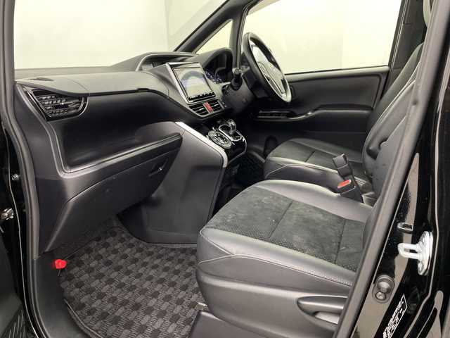 トヨタ ヴォクシー ハイブリッド ZS 煌Ⅲ 埼玉県 2021(令3)年 5.5万km ブラック 純正フリップダウンモニター/純正９インチメモリナビ(型式：NSZT-Y68T)/CD/DVD/Bluetooth/フルセグ/バックカメラ/トヨタセーフティセンス/両側電動スライドドア/ビルトインETC2.0/前後ドライブレコーダー/ハーフレザーシート/前席シートヒーター/プッシュスタート/スマートキー