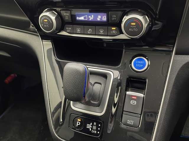 日産 セレナ e－パワー ハイウェイスター V 宮崎県 2019(令1)年 2.9万km アズライトブルー プロパイロット/エマ―ジェンシーブレーキ/LDW（車線逸脱警報）/LDP（車線逸脱防止支援）/BSW（後側方車両検知警報）/BSI（後側方衝突防止支援）/クロストラフィックアラート/オートマチックハイビーム/クリアランスソナー/速度標識表示/道路標識表示/インテリジェントパーキングアシスト/純正10インチSDナビ/フルセグTV/CD/DVD/Blu-ray/Bluetooth/アラウンドビューモニター/純正11インチ後席フリップダウンモニター/両側パワースライドドア/ハンズフリーオートスライドドア/シートヒーター/ビルトインETC/LEDヘッドライト/純正ナビ一体型ドライブレコーダー（DJ4-D）/純正16インチAW/スマートキー×２