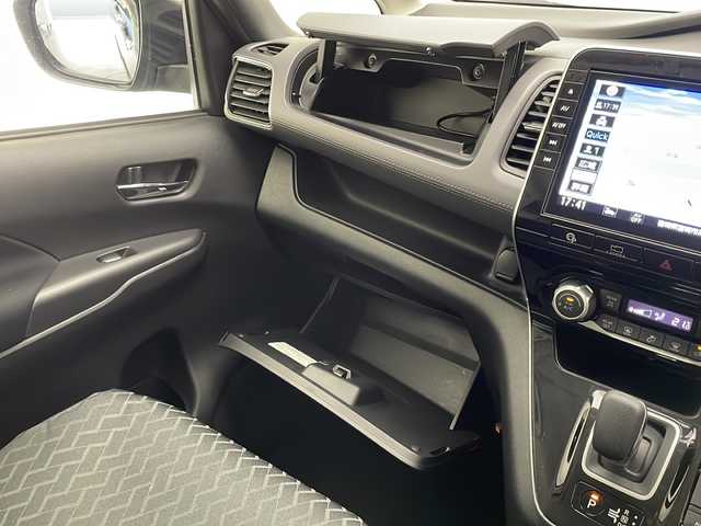 日産 セレナ e－パワー ハイウェイスター V 宮崎県 2019(令1)年 2.9万km アズライトブルー プロパイロット/エマ―ジェンシーブレーキ/LDW（車線逸脱警報）/LDP（車線逸脱防止支援）/BSW（後側方車両検知警報）/BSI（後側方衝突防止支援）/クロストラフィックアラート/オートマチックハイビーム/クリアランスソナー/速度標識表示/道路標識表示/インテリジェントパーキングアシスト/純正10インチSDナビ/フルセグTV/CD/DVD/Blu-ray/Bluetooth/アラウンドビューモニター/純正11インチ後席フリップダウンモニター/両側パワースライドドア/ハンズフリーオートスライドドア/シートヒーター/ビルトインETC/LEDヘッドライト/純正ナビ一体型ドライブレコーダー（DJ4-D）/純正16インチAW/スマートキー×２