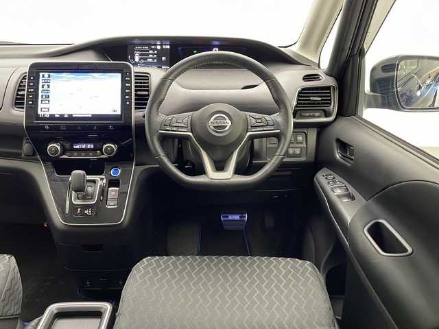 日産 セレナ e－パワー ハイウェイスター V 宮崎県 2019(令1)年 2.9万km アズライトブルー プロパイロット/エマ―ジェンシーブレーキ/LDW（車線逸脱警報）/LDP（車線逸脱防止支援）/BSW（後側方車両検知警報）/BSI（後側方衝突防止支援）/クロストラフィックアラート/オートマチックハイビーム/クリアランスソナー/速度標識表示/道路標識表示/インテリジェントパーキングアシスト/純正10インチSDナビ/フルセグTV/CD/DVD/Blu-ray/Bluetooth/アラウンドビューモニター/純正11インチ後席フリップダウンモニター/両側パワースライドドア/ハンズフリーオートスライドドア/シートヒーター/ビルトインETC/LEDヘッドライト/純正ナビ一体型ドライブレコーダー（DJ4-D）/純正16インチAW/スマートキー×２