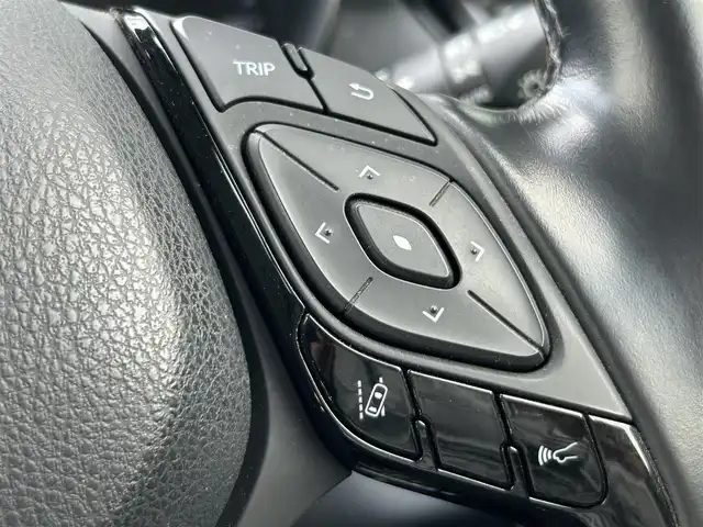 トヨタ Ｃ－ＨＲ G LEDエディション 奈良県 2018(平30)年 4万km ホワイトパールクリスタルシャイン 純正ナビ(NSZT-Y66T)/(AM/FM/CD/DVD/BT/フルセグTV/SD)/TRDフルエアロ/TRD16インチAW/ハーフレザーシート/シートヒーター/バックカメラ/トヨタセーフティセンス/クリアランスソナー/プリクラッシュセーフティ/レーントレーシングアシスト/オートマチックハイビーム/ビルトインETC/クルーズコントロール/オートライト/電動サイドブレーキ/革巻きステアリング/ステアリングスイッチ/横滑り防止装置/前方ドライブレコーダー/プッシュスタート/電格ウインカーミラー/純正フロアマット/純正ドアバイザー
