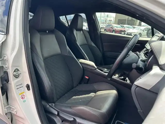 トヨタ Ｃ－ＨＲ G LEDエディション 奈良県 2018(平30)年 4万km ホワイトパールクリスタルシャイン 純正ナビ(NSZT-Y66T)/(AM/FM/CD/DVD/BT/フルセグTV/SD)/TRDフルエアロ/TRD16インチAW/ハーフレザーシート/シートヒーター/バックカメラ/トヨタセーフティセンス/クリアランスソナー/プリクラッシュセーフティ/レーントレーシングアシスト/オートマチックハイビーム/ビルトインETC/クルーズコントロール/オートライト/電動サイドブレーキ/革巻きステアリング/ステアリングスイッチ/横滑り防止装置/前方ドライブレコーダー/プッシュスタート/電格ウインカーミラー/純正フロアマット/純正ドアバイザー
