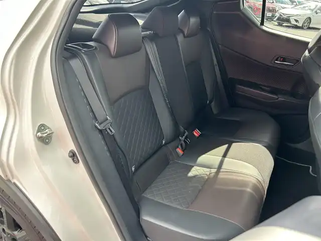 トヨタ Ｃ－ＨＲ G LEDエディション 奈良県 2018(平30)年 4万km ホワイトパールクリスタルシャイン 純正ナビ(NSZT-Y66T)/(AM/FM/CD/DVD/BT/フルセグTV/SD)/TRDフルエアロ/TRD16インチAW/ハーフレザーシート/シートヒーター/バックカメラ/トヨタセーフティセンス/クリアランスソナー/プリクラッシュセーフティ/レーントレーシングアシスト/オートマチックハイビーム/ビルトインETC/クルーズコントロール/オートライト/電動サイドブレーキ/革巻きステアリング/ステアリングスイッチ/横滑り防止装置/前方ドライブレコーダー/プッシュスタート/電格ウインカーミラー/純正フロアマット/純正ドアバイザー