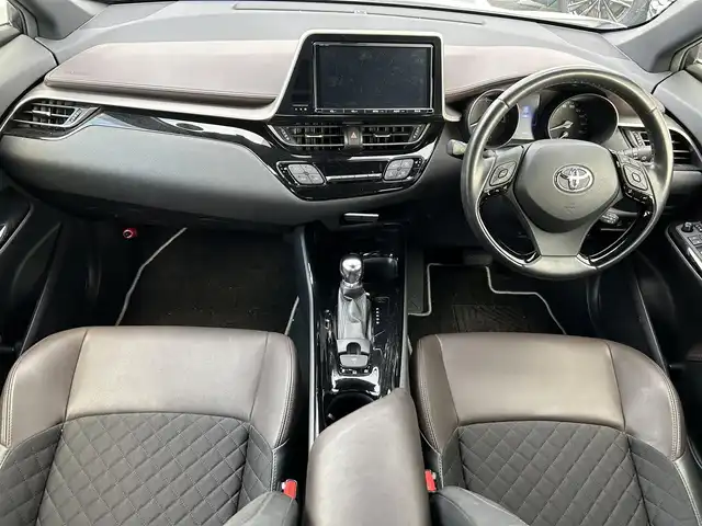 トヨタ Ｃ－ＨＲ G LEDエディション 奈良県 2018(平30)年 4万km ホワイトパールクリスタルシャイン 純正ナビ(NSZT-Y66T)/(AM/FM/CD/DVD/BT/フルセグTV/SD)/TRDフルエアロ/TRD16インチAW/ハーフレザーシート/シートヒーター/バックカメラ/トヨタセーフティセンス/クリアランスソナー/プリクラッシュセーフティ/レーントレーシングアシスト/オートマチックハイビーム/ビルトインETC/クルーズコントロール/オートライト/電動サイドブレーキ/革巻きステアリング/ステアリングスイッチ/横滑り防止装置/前方ドライブレコーダー/プッシュスタート/電格ウインカーミラー/純正フロアマット/純正ドアバイザー