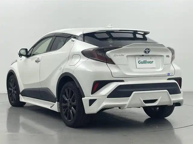 トヨタ Ｃ－ＨＲ G LEDエディション 熊本県 2018(平30)年 4万km ホワイトパールクリスタルシャイン TRDフルエアロ/純正ナビ(NSZT-Y66T)/(AM/FM/CD/DVD/BT/フルセグTV/SD)/トヨタセーフティーセンス/・プリクラッシュセーフティ/・レーンディパーチャーアラート/・レーダークルーズコントロール/・ブラインドスポットモニター/横滑り防止/バックカメラ/純正前方ドライブレコーダー（TZ-D004）/ビルトインETC/前席シートヒーター/前後クリアランスソナー/ハーフレザーシート/オートマチックブレーキホールド/電動格納ミラー/純正ドアバイザー/純正フロアマット/TRD18インチAW/オートライト/オートマチックハイビーム/フォグランプ/スマートキー/プッシュスタート