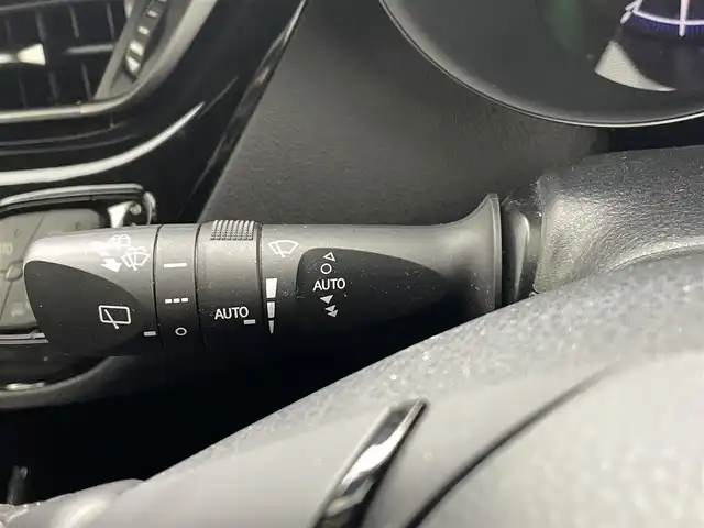 トヨタ Ｃ－ＨＲ G LEDエディション 熊本県 2018(平30)年 4万km ホワイトパールクリスタルシャイン TRDフルエアロ/純正ナビ(NSZT-Y66T)/(AM/FM/CD/DVD/BT/フルセグTV/SD)/トヨタセーフティーセンス/・プリクラッシュセーフティ/・レーンディパーチャーアラート/・レーダークルーズコントロール/・ブラインドスポットモニター/横滑り防止/バックカメラ/純正前方ドライブレコーダー（TZ-D004）/ビルトインETC/前席シートヒーター/前後クリアランスソナー/ハーフレザーシート/オートマチックブレーキホールド/電動格納ミラー/純正ドアバイザー/純正フロアマット/TRD18インチAW/オートライト/オートマチックハイビーム/フォグランプ/スマートキー/プッシュスタート
