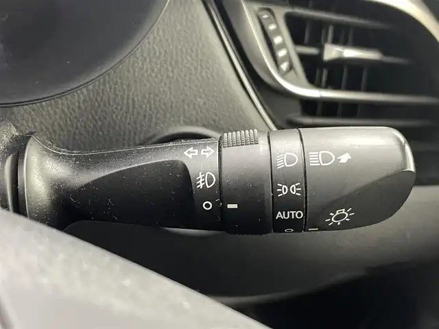 トヨタ Ｃ－ＨＲ G LEDエディション 熊本県 2018(平30)年 4万km ホワイトパールクリスタルシャイン TRDフルエアロ/純正ナビ(NSZT-Y66T)/(AM/FM/CD/DVD/BT/フルセグTV/SD)/トヨタセーフティーセンス/・プリクラッシュセーフティ/・レーンディパーチャーアラート/・レーダークルーズコントロール/・ブラインドスポットモニター/横滑り防止/バックカメラ/純正前方ドライブレコーダー（TZ-D004）/ビルトインETC/前席シートヒーター/前後クリアランスソナー/ハーフレザーシート/オートマチックブレーキホールド/電動格納ミラー/純正ドアバイザー/純正フロアマット/TRD18インチAW/オートライト/オートマチックハイビーム/フォグランプ/スマートキー/プッシュスタート