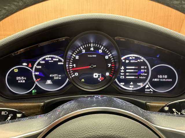 ポルシェ パナメーラ 千葉県 2019(平31)年 4.2万km ヴァルカノグレーメタリック スポーツクロノＰＫＧ　/革シート　/ＡＣＣ　/ＰＡＳＭ　/ナビ　/Ｂｌｕｅｔｏｏｔｈ接続　/Ｂカメラ　/電動シート　/シートヒーター　/ポルシェアクティブセーフティ　/ＢＳＭ　/ＬＫＡ　/オートマチックリヤリッド　/禁煙車