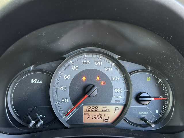 トヨタ ヴィッツ F 富山県 2017(平29)年 2.2万km スーパーホワイトⅡ 禁煙車/トヨタセーフティセンス/・レーンキープアシスト/・プリクラッシュセーフティ/・ハイビームアシスト/4WD/純正ナビ(CD/DVD/BT/TV)/バックカメラ/横滑り防止/寒冷地仕様/純正フロアマット/ドアバイザー/スペアキー/ウィンカーミラー/フォグランプ/保証書/取扱説明書