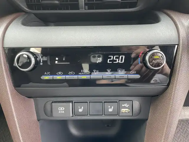 トヨタ ヤリスクロス ハイブリッド Z 鳥取県 2021(令3)年 4万km ホワイトパールクリスタルシャイン トヨタセーフティセンス/レーダークルーズ コントロール/純正ナビ/フルセグ/Bluetooth/Miracast/パノラミックビューモニター/ブラインドスポットモニター/スマートキー/プッシュスタート/ビルトインETC2.0/パワーバックドア/前後ドライブレコーダー /D席パワーシート /ブラウンレザー調コンビシート/前席シートヒーター/純正18AW/ABS/セキュリティアラーム/オートライト/オートマチックハイビーム/LEDヘッドライト＆LEDフォグ/W＆サイドエアバック/カーテンエアバック /電動パーキング