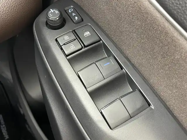 トヨタ ヤリスクロス ハイブリッド Z 大阪府 2021(令3)年 4万km ホワイトパールクリスタルシャイン トヨタセーフティーセンス/　・プリクラッシュセーフティ/　・レーントレーシングアシスト/　・ロードサインアシスト/　・先行車発進告知機能/　・パーキングサポートブレーキ/純正ディスプレイオーディオ（ナビ/Bluetooth）/フルセグTV/パノラミックビューモニター/レーダークルーズコントロール/LEDヘッドライト/フォグランプ/オートマチックハイビーム/ハーフレザーシート/パワーシート/シートヒーター/純正18インチアルミホイール/ブラインドスポットモニター/パワーバックドア/スマートキー/ETC2.0