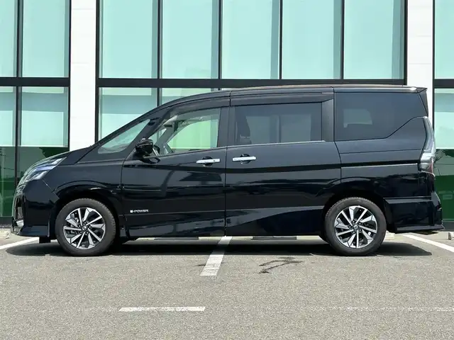 日産 セレナ e－パワー ハイウェイスター V 和歌山県 2020(令2)年 6.6万km ダイヤモンドブラック 純正ナビ/フリップダウンモニター/フルセグTV/アラウンドビューモニター/（BT/CD/DVD)/エマージェンシーブレーキ/プロパイロット/パーキングアシスト/横滑り防止装置/ドライブレコーダー/ビルトインETC/純正フロアマット/純正アルミホイール/LEDヘッドライト/フォグランプ/オートライト