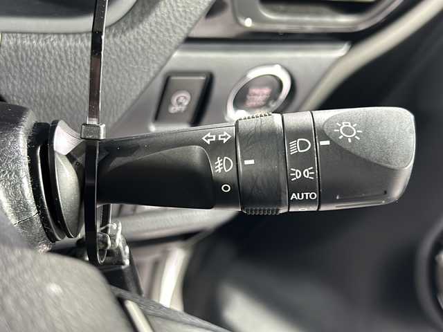 トヨタ エスクァイア Xi 沖縄県 2019(令1)年 3.9万km ホワイトパールクリスタルシャイン 禁煙車/県外仕入れ/スマートキー/両側パワースライド/社外８インチナビ/ＣＤ／ＤＶＤ／ＴＶ/Ｂｌｕｅｔｏｏｔｈ/社外１０．２インチフリップダウン/バックカメラ/社外レザー調シートカバー/トヨタセーフティーセンス/純正１５インチアルミ/前後ドライブレコーダー/LEDヘッドライト/フォグランプ/電動格納ミラー
