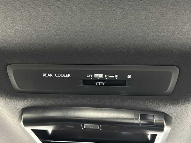トヨタ エスクァイア Xi 沖縄県 2019(令1)年 3.9万km ホワイトパールクリスタルシャイン 禁煙車/県外仕入れ/スマートキー/両側パワースライド/社外８インチナビ/ＣＤ／ＤＶＤ／ＴＶ/Ｂｌｕｅｔｏｏｔｈ/社外１０．２インチフリップダウン/バックカメラ/社外レザー調シートカバー/トヨタセーフティーセンス/純正１５インチアルミ/前後ドライブレコーダー/LEDヘッドライト/フォグランプ/電動格納ミラー