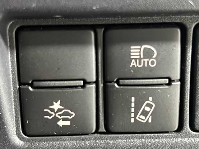 トヨタ エスクァイア Xi 沖縄県 2019(令1)年 3.9万km ホワイトパールクリスタルシャイン 禁煙車/県外仕入れ/スマートキー/両側パワースライド/社外８インチナビ/ＣＤ／ＤＶＤ／ＴＶ/Ｂｌｕｅｔｏｏｔｈ/社外１０．２インチフリップダウン/バックカメラ/社外レザー調シートカバー/トヨタセーフティーセンス/純正１５インチアルミ/前後ドライブレコーダー/LEDヘッドライト/フォグランプ/電動格納ミラー