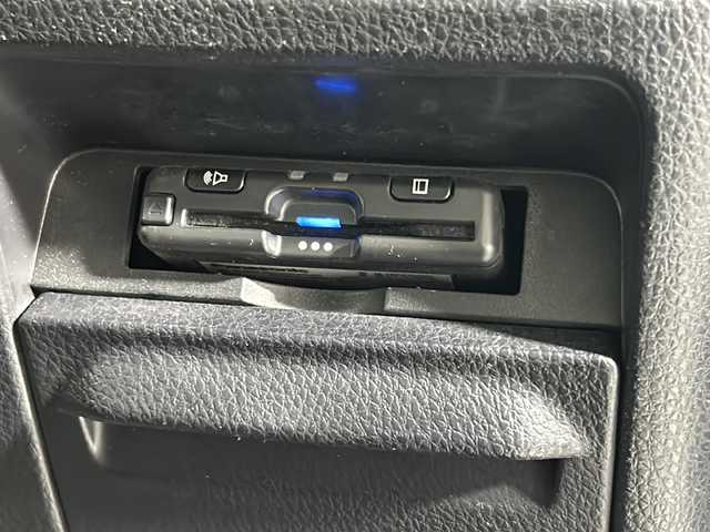 トヨタ エスクァイア Xi 沖縄県 2019(令1)年 3.9万km ホワイトパールクリスタルシャイン 禁煙車/県外仕入れ/スマートキー/両側パワースライド/社外８インチナビ/ＣＤ／ＤＶＤ／ＴＶ/Ｂｌｕｅｔｏｏｔｈ/社外１０．２インチフリップダウン/バックカメラ/社外レザー調シートカバー/トヨタセーフティーセンス/純正１５インチアルミ/前後ドライブレコーダー/LEDヘッドライト/フォグランプ/電動格納ミラー