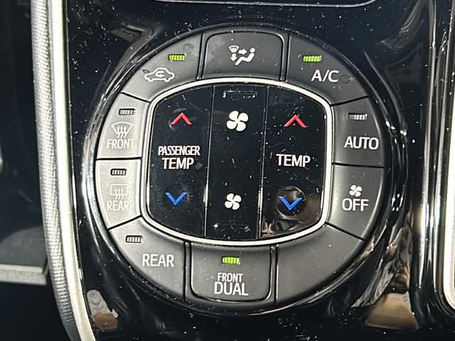 トヨタ エスクァイア Xi 沖縄県 2019(令1)年 3.9万km ホワイトパールクリスタルシャイン 禁煙車/県外仕入れ/スマートキー/両側パワースライド/社外８インチナビ/ＣＤ／ＤＶＤ／ＴＶ/Ｂｌｕｅｔｏｏｔｈ/社外１０．２インチフリップダウン/バックカメラ/社外レザー調シートカバー/トヨタセーフティーセンス/純正１５インチアルミ/前後ドライブレコーダー/LEDヘッドライト/フォグランプ/電動格納ミラー