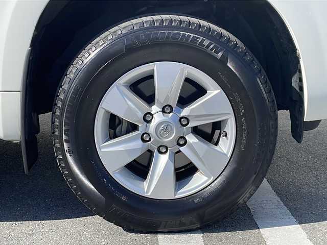 トヨタ ランドクルーザー プラド TX Lパッケージ 山形県 2017(平29)年 5.9万km ホワイトパールクリスタルシャイン 禁煙車/ワンオーナー/Toyota　Safety Sense　P/・プリクラッシュセーフティシステム/・レーンディパーチャーアラート/・オートマチックハイビーム/・レーダークルーズコントロール/ベージュ革シート/純正9インチナビ(AM/FM/BT/CD/DVD)/フルセグTV/TVキャンセラー/バックカメラ/パワーシート(D＋N＋3列目)/シートヒーター(D＋N席)/デュアルエアコン/ルーフレール/ヘッドライトウォッシャー/スペアタイヤ/フォグランプ/ETC/純正AW/スマートキー/プッシュスタート