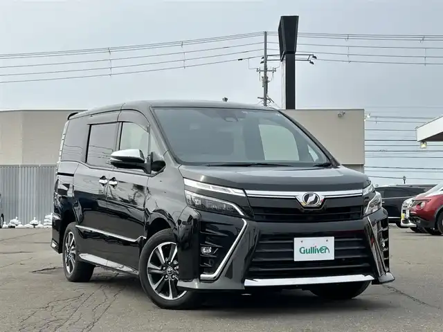トヨタ ヴォクシー ZS 煌 道東・釧路十勝 2018(平30)年 5.3万km イナズマスパーキングブラックガラスフレーク ４WD/寒冷地仕様/ビルトインETC/純正ナビ/（CD/DVD/BT）/フルセグTV/後席用モニター/純正AWサマータイヤ/純正フロアマット/純正ドアバイザー/クルーズコントロール/両側パワースライドドア/オートマチックハイビーム/純正エンジンスターター