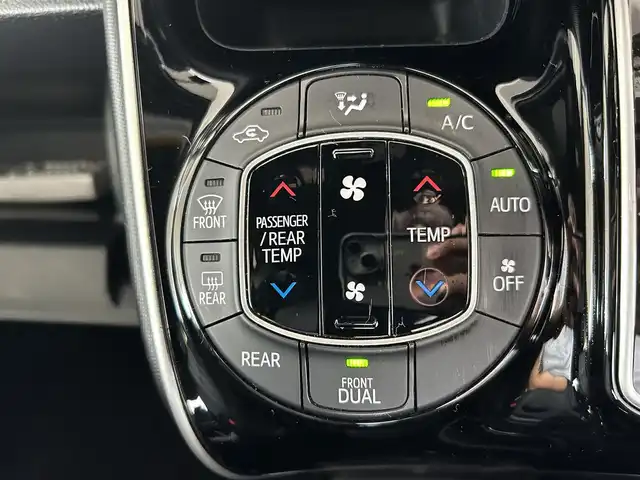トヨタ ヴォクシー ZS 煌 道東・釧路十勝 2018(平30)年 5.3万km イナズマスパーキングブラックガラスフレーク ４WD/寒冷地仕様/ビルトインETC/純正ナビ/（CD/DVD/BT）/フルセグTV/後席用モニター/純正AWサマータイヤ/純正フロアマット/純正ドアバイザー/クルーズコントロール/両側パワースライドドア/オートマチックハイビーム/純正エンジンスターター