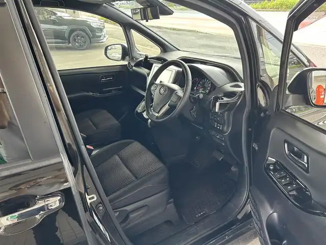 トヨタ ヴォクシー ZS 煌 道東・釧路十勝 2018(平30)年 5.3万km イナズマスパーキングブラックガラスフレーク ４WD/寒冷地仕様/ビルトインETC/純正ナビ/（CD/DVD/BT）/フルセグTV/後席用モニター/純正AWサマータイヤ/純正フロアマット/純正ドアバイザー/クルーズコントロール/両側パワースライドドア/オートマチックハイビーム/純正エンジンスターター