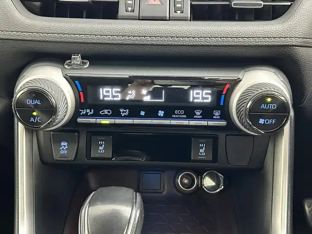 トヨタ ＲＡＶ４ G Zパッケージ 道央・札幌 2020(令2)年 3.8万km ホワイトパールクリスタルシャイン ・４WD/・純正SDナビ/・CD/DVD/SD/BT/・フルセグTV/・バックカメラ/・ビルトインETC2.0/・デジタルインナーミラー/・トヨタセーフティセンス/・プリクラッシュセーフティ/・レーンキープアシスト/・アダプティブクルーズコントロール/・クリアランスソナー/・ステアリングヒーター/・横滑り防止装置/・オートマチックハイビーム/・オートライト/・パワーバックドア/・D+N席シートヒーター/・D席パワーシート/・純正19インチAW/・純正フロアマット/・プッシュスタート/・スマートキー/・スペアキー/・保証書/・取扱説明書