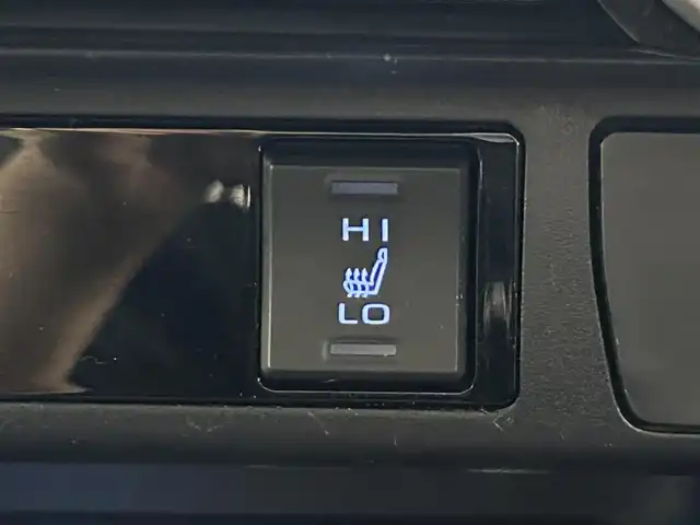 トヨタ ＲＡＶ４ G Zパッケージ 道央・札幌 2020(令2)年 3.8万km ホワイトパールクリスタルシャイン ・４WD/・純正SDナビ/・CD/DVD/SD/BT/・フルセグTV/・バックカメラ/・ビルトインETC2.0/・デジタルインナーミラー/・トヨタセーフティセンス/・プリクラッシュセーフティ/・レーンキープアシスト/・アダプティブクルーズコントロール/・クリアランスソナー/・ステアリングヒーター/・横滑り防止装置/・オートマチックハイビーム/・オートライト/・パワーバックドア/・D+N席シートヒーター/・D席パワーシート/・純正19インチAW/・純正フロアマット/・プッシュスタート/・スマートキー/・スペアキー/・保証書/・取扱説明書