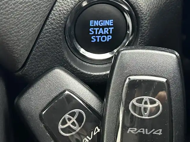 トヨタ ＲＡＶ４ G Zパッケージ 道央・札幌 2020(令2)年 3.8万km ホワイトパールクリスタルシャイン ・４WD/・純正SDナビ/・CD/DVD/SD/BT/・フルセグTV/・バックカメラ/・ビルトインETC2.0/・デジタルインナーミラー/・トヨタセーフティセンス/・プリクラッシュセーフティ/・レーンキープアシスト/・アダプティブクルーズコントロール/・クリアランスソナー/・ステアリングヒーター/・横滑り防止装置/・オートマチックハイビーム/・オートライト/・パワーバックドア/・D+N席シートヒーター/・D席パワーシート/・純正19インチAW/・純正フロアマット/・プッシュスタート/・スマートキー/・スペアキー/・保証書/・取扱説明書