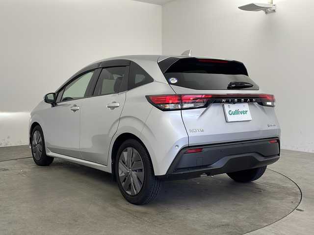 日産 ノート X 兵庫県 2022(令4)年 1.2万km ブリリアントシルバー ・純正ナビ/　Bluetoothオーディオ/　CD/DVD再生/　SDミュージックサーバー/　USB接続/　ipod接続/　フルセグテレビ/・衝突被害軽減システム/・ETC2.0/・バックカメラ/・純正フロアマット/・ABS/・横滑り防止機能/・前後コーナーセンサー/・盗難防止装置/・オートライト/・LEDヘッドライト/・W＋サイドエアバック/・カーテンエアバック/・AACエアコン/・スマートキー
