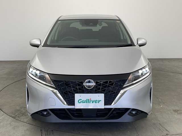 日産 ノート X 兵庫県 2022(令4)年 1.2万km ブリリアントシルバー ・純正ナビ/　Bluetoothオーディオ/　CD/DVD再生/　SDミュージックサーバー/　USB接続/　ipod接続/　フルセグテレビ/・衝突被害軽減システム/・ETC2.0/・バックカメラ/・純正フロアマット/・ABS/・横滑り防止機能/・前後コーナーセンサー/・盗難防止装置/・オートライト/・LEDヘッドライト/・W＋サイドエアバック/・カーテンエアバック/・AACエアコン/・スマートキー