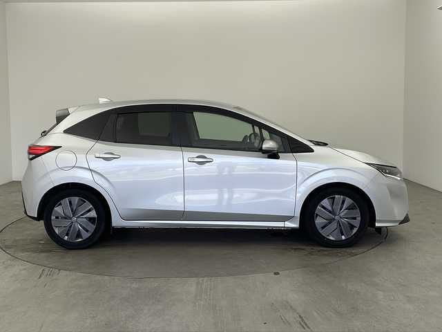 日産 ノート X 兵庫県 2022(令4)年 1.2万km ブリリアントシルバー ・純正ナビ/　Bluetoothオーディオ/　CD/DVD再生/　SDミュージックサーバー/　USB接続/　ipod接続/　フルセグテレビ/・衝突被害軽減システム/・ETC2.0/・バックカメラ/・純正フロアマット/・ABS/・横滑り防止機能/・前後コーナーセンサー/・盗難防止装置/・オートライト/・LEDヘッドライト/・W＋サイドエアバック/・カーテンエアバック/・AACエアコン/・スマートキー