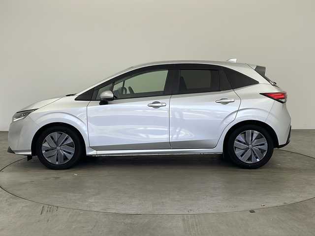 日産 ノート X 兵庫県 2022(令4)年 1.2万km ブリリアントシルバー ・純正ナビ/　Bluetoothオーディオ/　CD/DVD再生/　SDミュージックサーバー/　USB接続/　ipod接続/　フルセグテレビ/・衝突被害軽減システム/・ETC2.0/・バックカメラ/・純正フロアマット/・ABS/・横滑り防止機能/・前後コーナーセンサー/・盗難防止装置/・オートライト/・LEDヘッドライト/・W＋サイドエアバック/・カーテンエアバック/・AACエアコン/・スマートキー