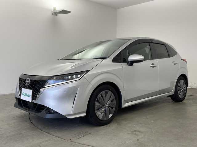 日産 ノート X 兵庫県 2022(令4)年 1.2万km ブリリアントシルバー ・純正ナビ/　Bluetoothオーディオ/　CD/DVD再生/　SDミュージックサーバー/　USB接続/　ipod接続/　フルセグテレビ/・衝突被害軽減システム/・ETC2.0/・バックカメラ/・純正フロアマット/・ABS/・横滑り防止機能/・前後コーナーセンサー/・盗難防止装置/・オートライト/・LEDヘッドライト/・W＋サイドエアバック/・カーテンエアバック/・AACエアコン/・スマートキー