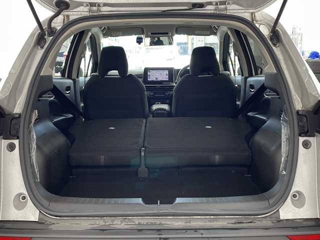 日産 ノート X 兵庫県 2022(令4)年 1.2万km ブリリアントシルバー ・純正ナビ/　Bluetoothオーディオ/　CD/DVD再生/　SDミュージックサーバー/　USB接続/　ipod接続/　フルセグテレビ/・衝突被害軽減システム/・ETC2.0/・バックカメラ/・純正フロアマット/・ABS/・横滑り防止機能/・前後コーナーセンサー/・盗難防止装置/・オートライト/・LEDヘッドライト/・W＋サイドエアバック/・カーテンエアバック/・AACエアコン/・スマートキー