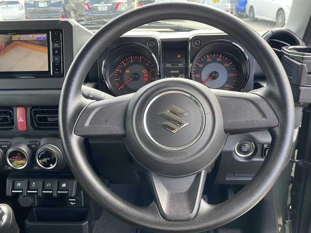 スズキ ジムニー XL 山口県 2023(令5)年 1.5万km ジャングルグリーン 5速MT/カロッツェリアナビ/Bluetooth/iPod/AUX/フルセグTV/ＭＩＤ１６インチアルミホイール×５本　/純正オプションレトログリル　/リフトアップサスペンション　/D/N席シートヒーター　/ルーフラック　/ＬＥＤヘッドライト　/ミラーヒーター　/純正フロアマット/レーンキープアシスト/ダウンヒルアシストコントロール/プッシュスタート