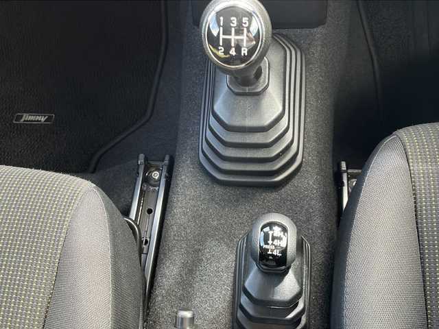 スズキ ジムニー XL 山口県 2023(令5)年 1.5万km ジャングルグリーン 5速MT/カロッツェリアナビ/Bluetooth/iPod/AUX/フルセグTV/ＭＩＤ１６インチアルミホイール×５本　/純正オプションレトログリル　/リフトアップサスペンション　/D/N席シートヒーター　/ルーフラック　/ＬＥＤヘッドライト　/ミラーヒーター　/純正フロアマット/レーンキープアシスト/ダウンヒルアシストコントロール/プッシュスタート