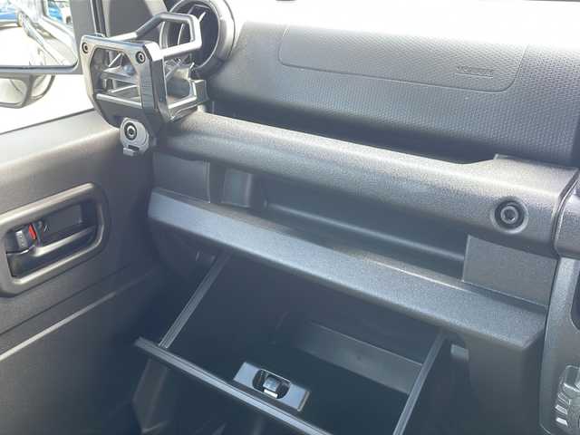 スズキ ジムニー XL 山口県 2023(令5)年 1.5万km ジャングルグリーン 5速MT/カロッツェリアナビ/Bluetooth/iPod/AUX/フルセグTV/ＭＩＤ１６インチアルミホイール×５本　/純正オプションレトログリル　/リフトアップサスペンション　/D/N席シートヒーター　/ルーフラック　/ＬＥＤヘッドライト　/ミラーヒーター　/純正フロアマット/レーンキープアシスト/ダウンヒルアシストコントロール/プッシュスタート