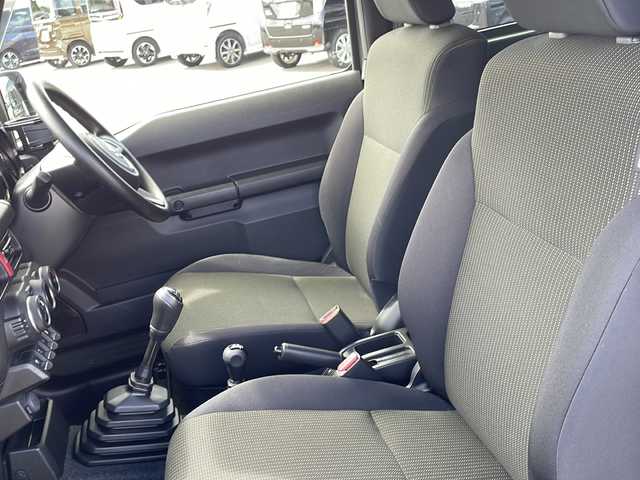 スズキ ジムニー XL 山口県 2023(令5)年 1.5万km ジャングルグリーン 5速MT/カロッツェリアナビ/Bluetooth/iPod/AUX/フルセグTV/ＭＩＤ１６インチアルミホイール×５本　/純正オプションレトログリル　/リフトアップサスペンション　/D/N席シートヒーター　/ルーフラック　/ＬＥＤヘッドライト　/ミラーヒーター　/純正フロアマット/レーンキープアシスト/ダウンヒルアシストコントロール/プッシュスタート