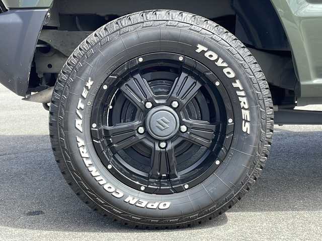 スズキ ジムニー XL 山口県 2023(令5)年 1.5万km ジャングルグリーン 5速MT/カロッツェリアナビ/Bluetooth/iPod/AUX/フルセグTV/ＭＩＤ１６インチアルミホイール×５本　/純正オプションレトログリル　/リフトアップサスペンション　/D/N席シートヒーター　/ルーフラック　/ＬＥＤヘッドライト　/ミラーヒーター　/純正フロアマット/レーンキープアシスト/ダウンヒルアシストコントロール/プッシュスタート