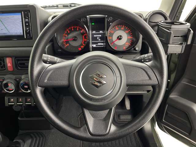 スズキ ジムニー XL 愛知県 2023(令5)年 1.5万km ジャングルグリーン 5速MT/リフトアップサスペンション/カロッツェリアナビ/・Bluetooth/フルセグTV/ＭＩＤ１６インチアルミホイール/純正オプションレトログリル　　/前席シートヒーター　/ルーフラック　/ＬＥＤヘッドライト　/ミラーヒーター　/純正フロアマット/レーンキープアシスト/ダウンヒルアシストコントロール/プッシュスタート