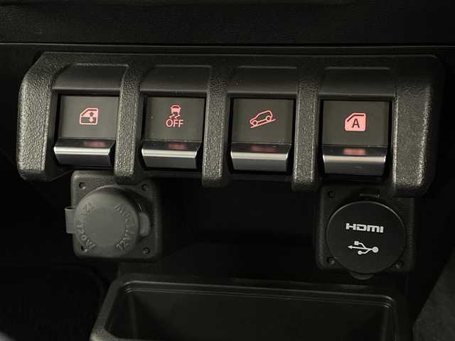 スズキ ジムニー XL 愛知県 2023(令5)年 1.5万km ジャングルグリーン 5速MT/リフトアップサスペンション/カロッツェリアナビ/・Bluetooth/フルセグTV/ＭＩＤ１６インチアルミホイール/純正オプションレトログリル　　/前席シートヒーター　/ルーフラック　/ＬＥＤヘッドライト　/ミラーヒーター　/純正フロアマット/レーンキープアシスト/ダウンヒルアシストコントロール/プッシュスタート